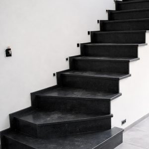 Гранітні сходи "Dark Minimalism": Архітектурна строгість та функціональність