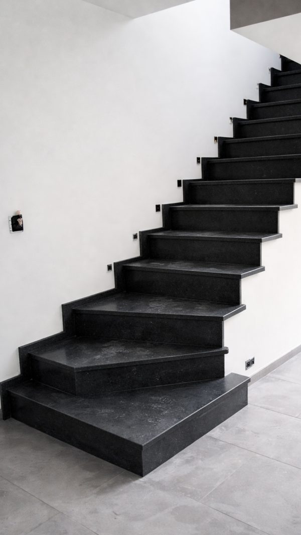 Гранітні сходи "Dark Minimalism": Архітектурна строгість та функціональність